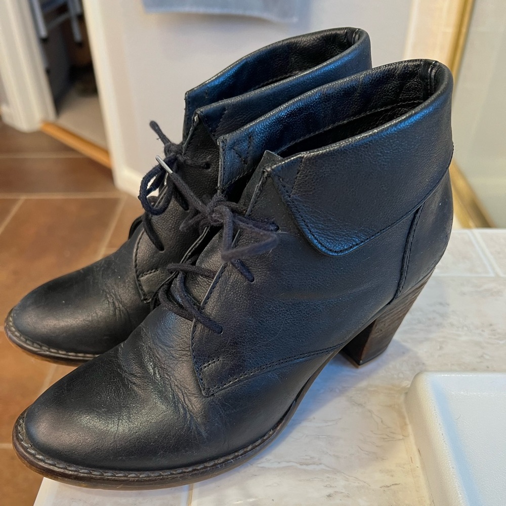 New Price! Steve Madden Black leather tie booties